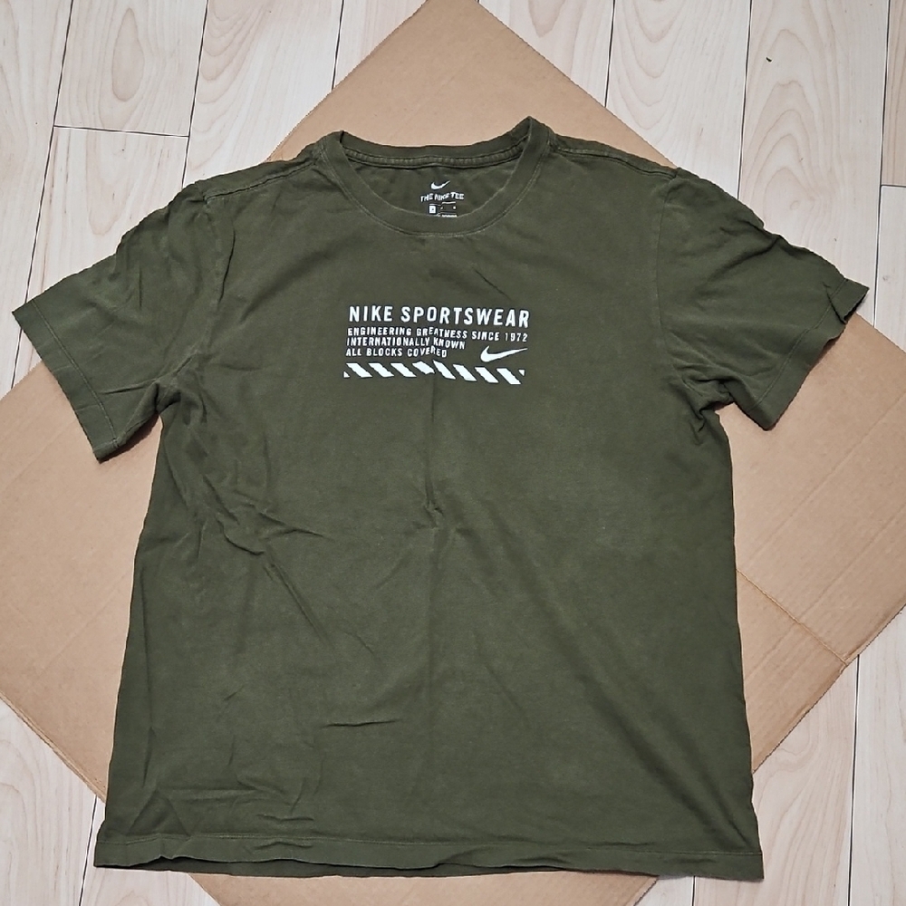 Nike Green Short Sleeve Tee with Graphic Design